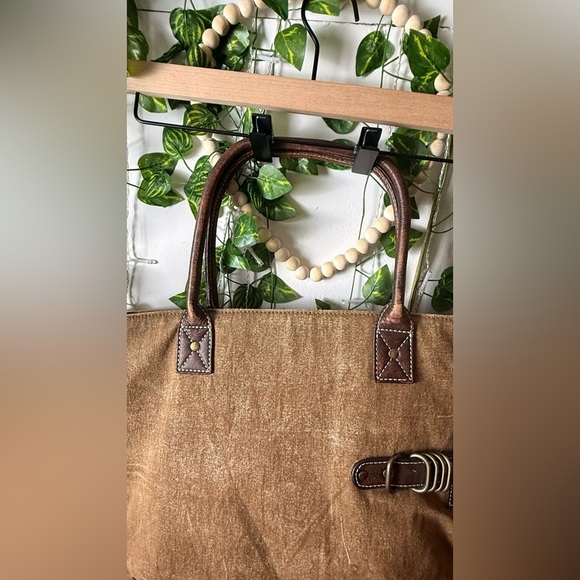 Daphne Fashion Brand Tote Bag - Picture 10 of 16